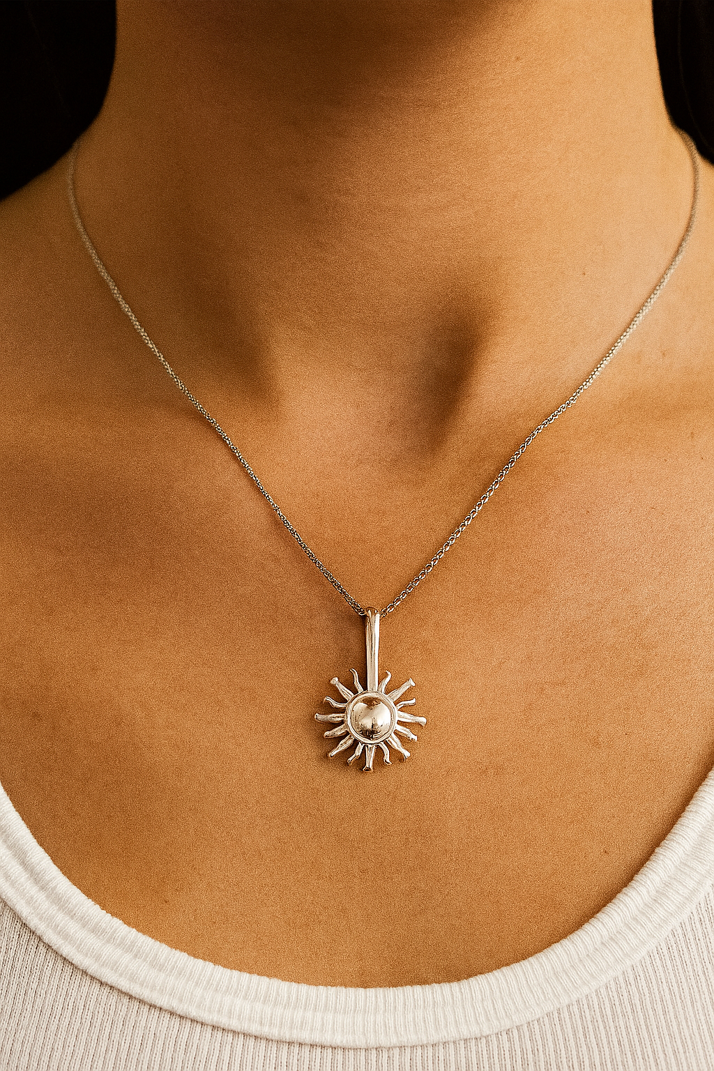 Halskette mit Sonnenanhänger