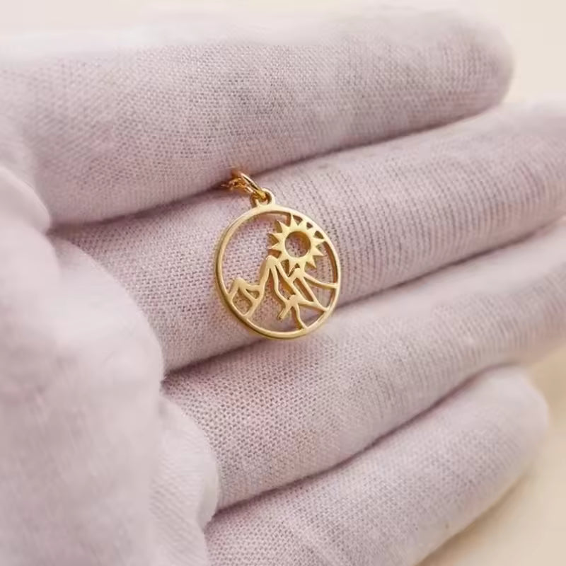 Minimalistischer Goldanhänger – Berge & Sonne Design Kurdish Fanshop