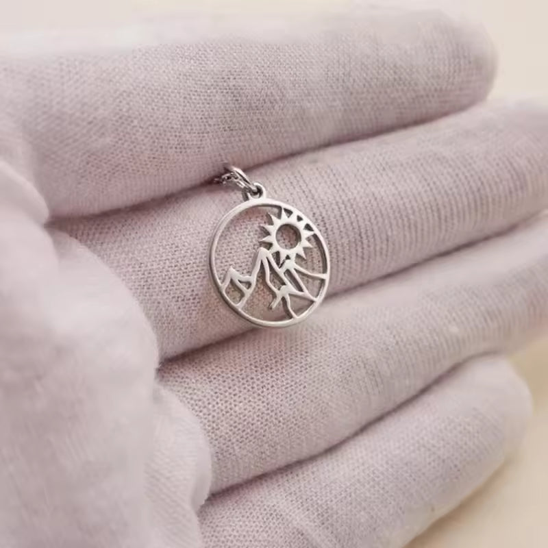 Minimalistischer Goldanhänger – Berge & Sonne Design Kurdish Fanshop