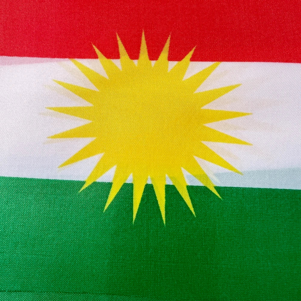Kurdistan-Flagge für den Tisch – Dekoflagge mit Sockel Kurdish Fanshop