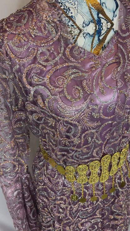 Kurdischer Luxus-Kaftan in Rosa – Handverziert & mit Glitzersteinen
